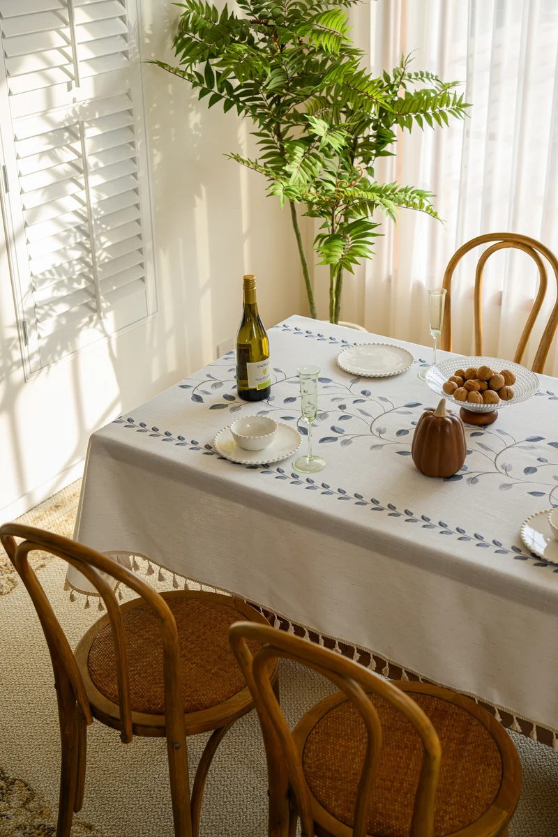 Elegante blau-graue Blätter-Tischdecke aus besticktem Baumwoll-Leinen