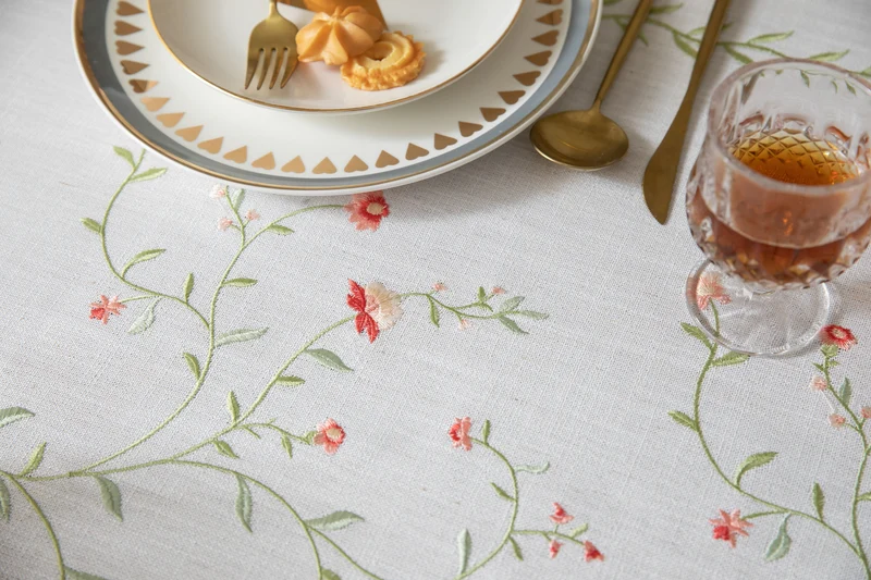 Rote Blush-Wildrosen-Tischdecke aus besticktem Baumwoll-Leinen