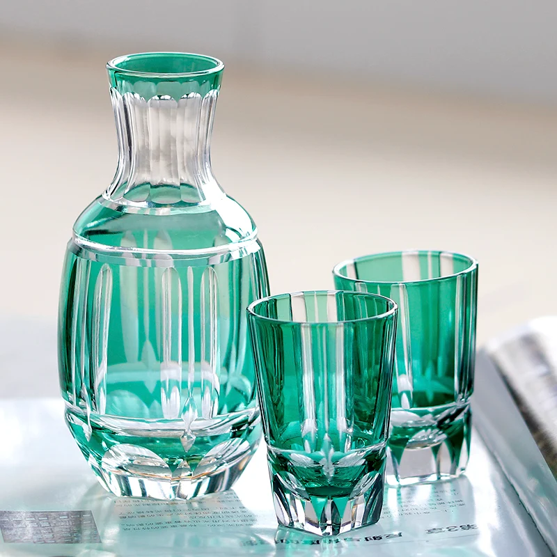 Edo Kiriko Handgeschliffenes Sake-Set – Smaragdgrün mit Säulenschliff