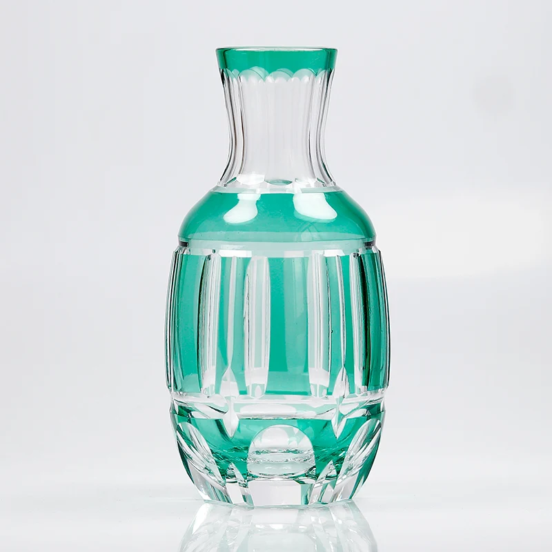 Edo Kiriko Handgeschliffene Sake-Karaffe – Smaragdgrün mit Säulenschliff