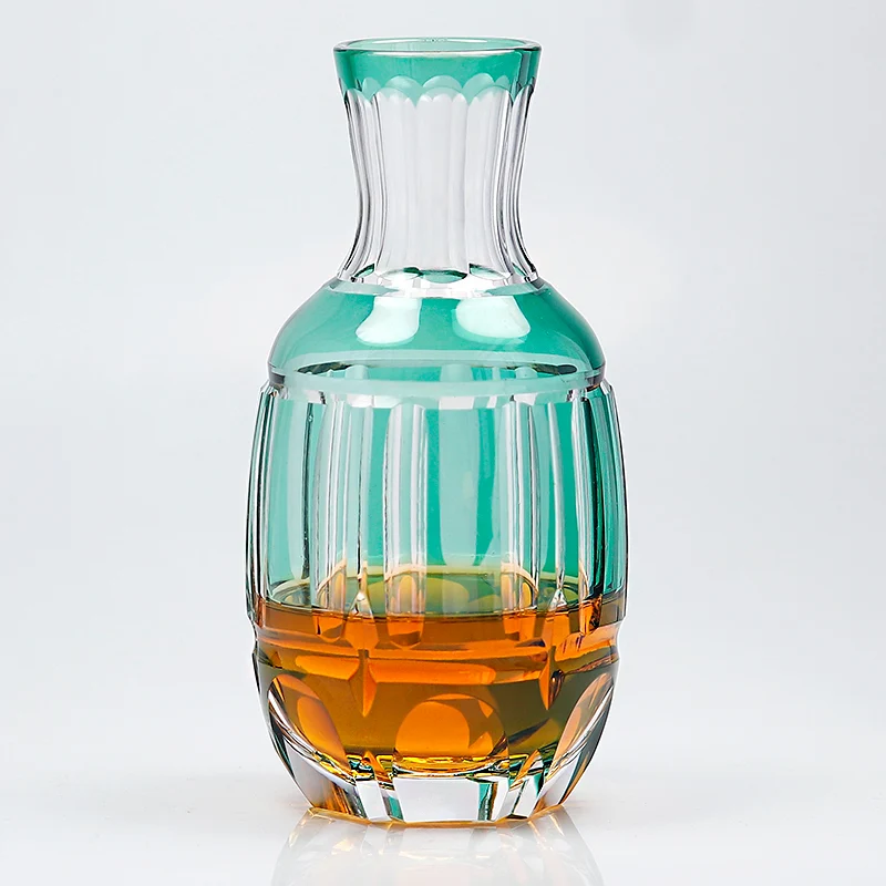 Edo Kiriko Handgeschliffene Sake-Karaffe – Smaragdgrün mit Säulenschliff