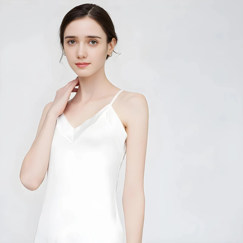 9 Momme Seiden-Set mit V-Ausschnitt-Top und Shorts