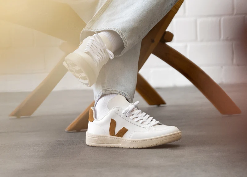 Veja V-12 Leather