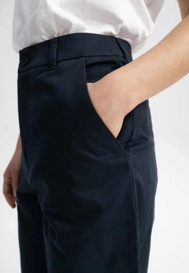 Hose mit hohem Bund und schmal zulaufendem Bein Style JANAKI