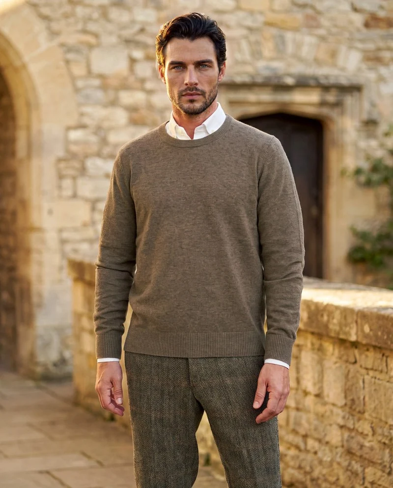 Merino-Lambswool Herrenpullover "Jordan" in nutmeg – mit Harris-Tweed-Details