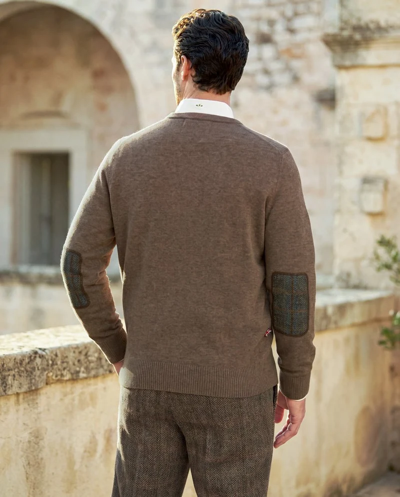 Merino-Lambswool Herrenpullover "Jordan" in nutmeg – mit Harris-Tweed-Details