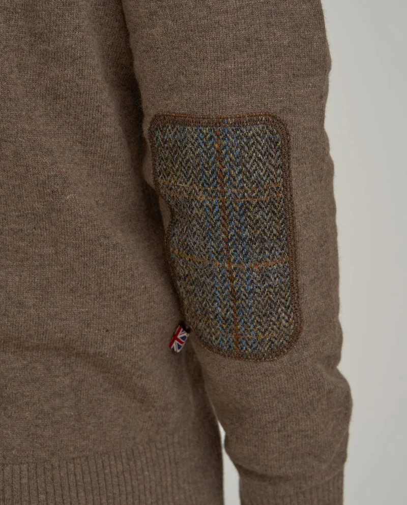 Merino-Lambswool Herrenpullover "Jordan" in nutmeg – mit Harris-Tweed-Details