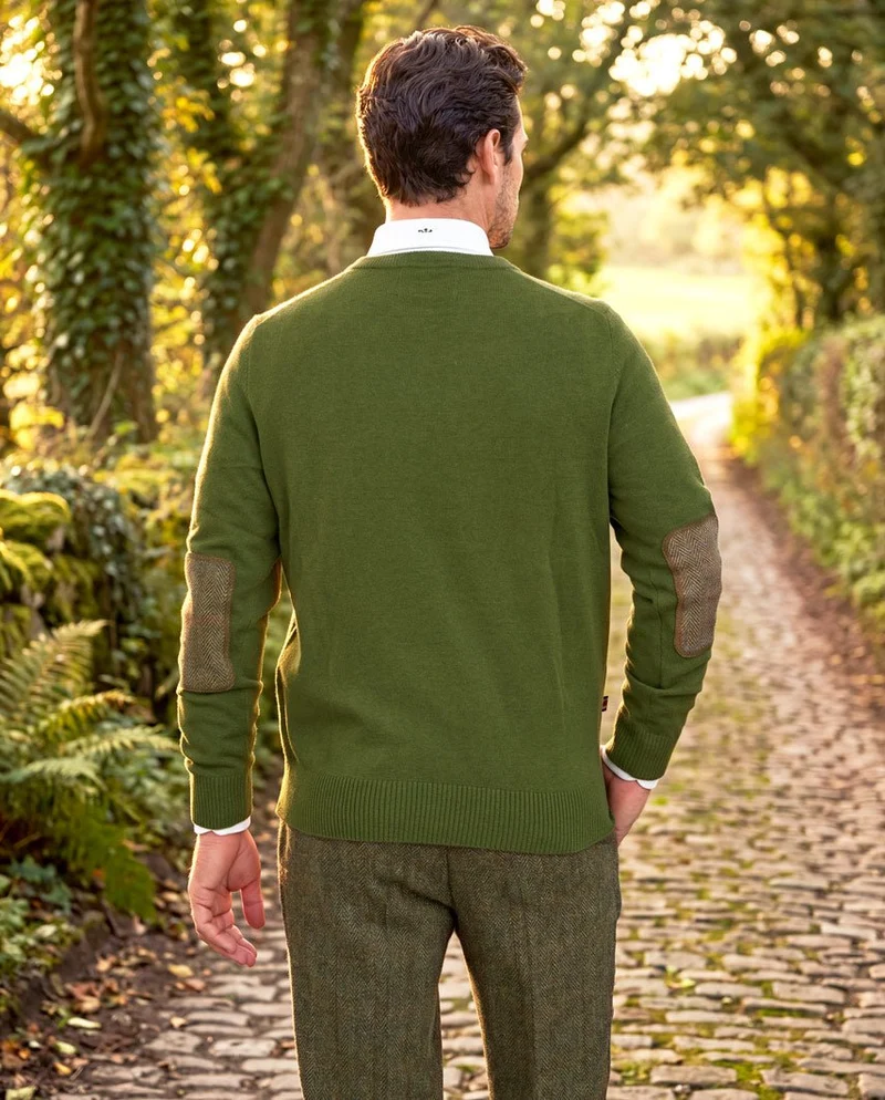 Merino-Lambswool Herrenpullover "Jordan" in racing green – mit Harris-Tweed-Details