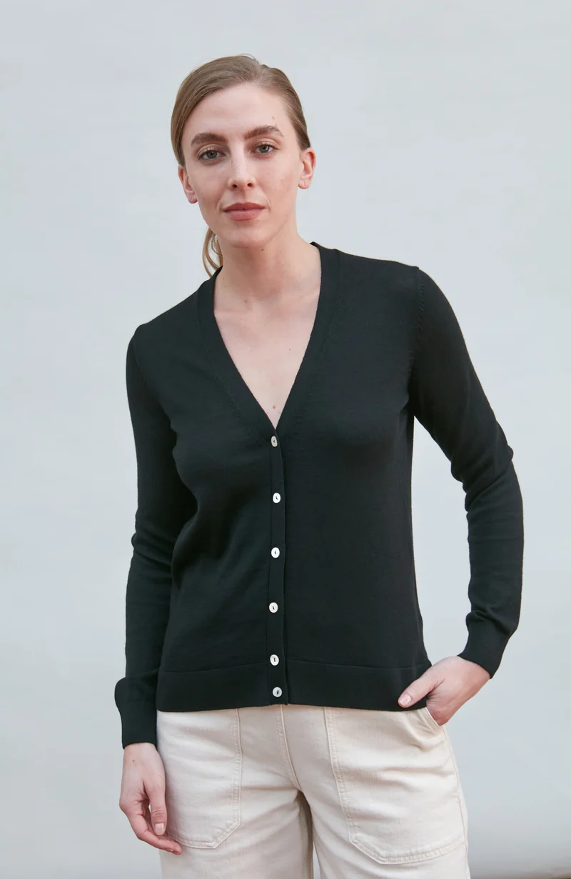 Damen-Cardigan aus 100 % extrafeiner Merinowolle mit V-Ausschnitt und langen Ärmeln