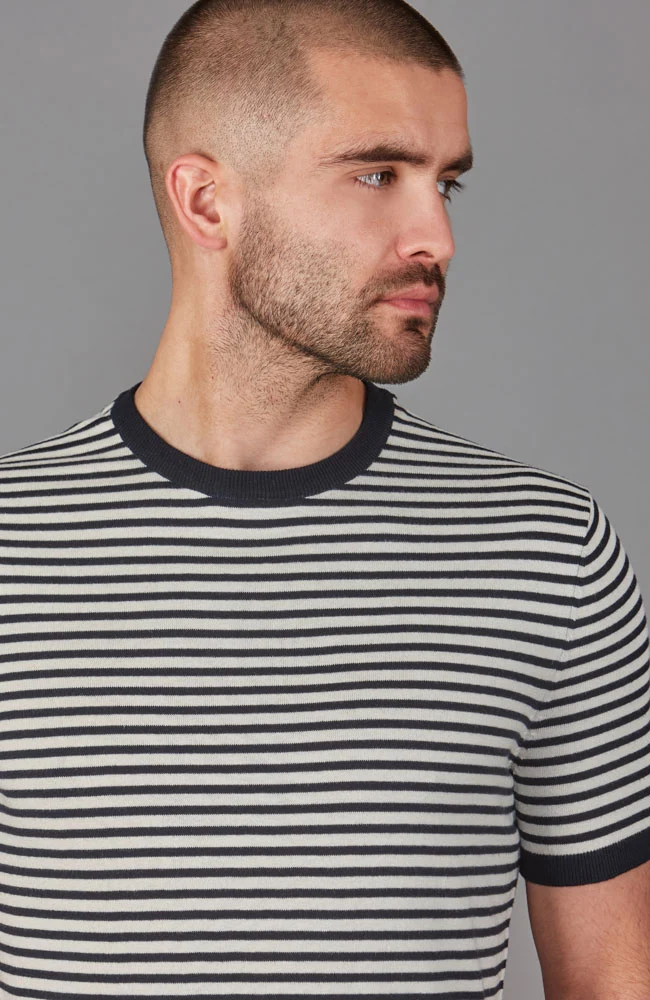 Herren-T-Shirt aus 100 % ultrafeiner Baumwolle, gestrickt, mit schmalen bretonischen Streifen