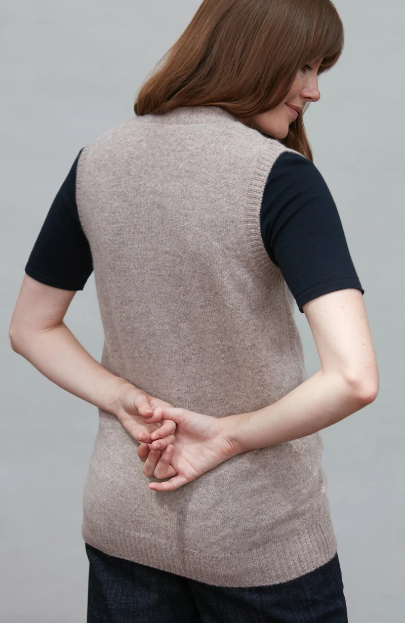 Damenweste aus 100 % Lammwolle mit V-Ausschnitt und Taschen