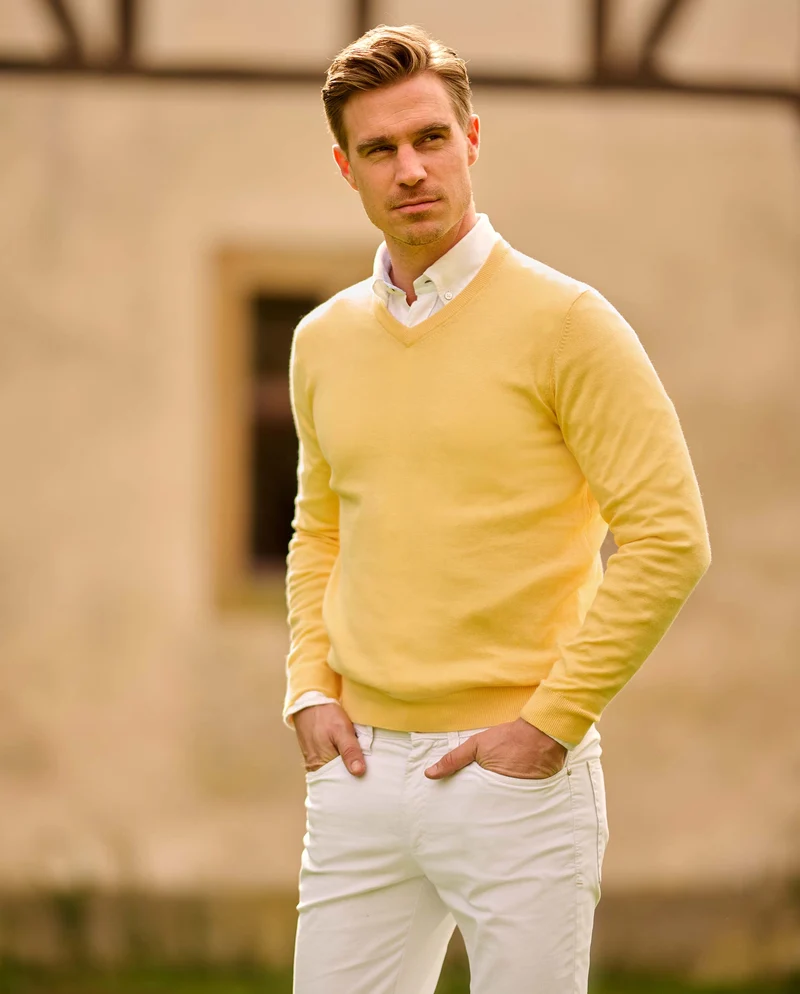 Herren Baumwollpullover "Tom" mit V-Ausschnitt in sun
