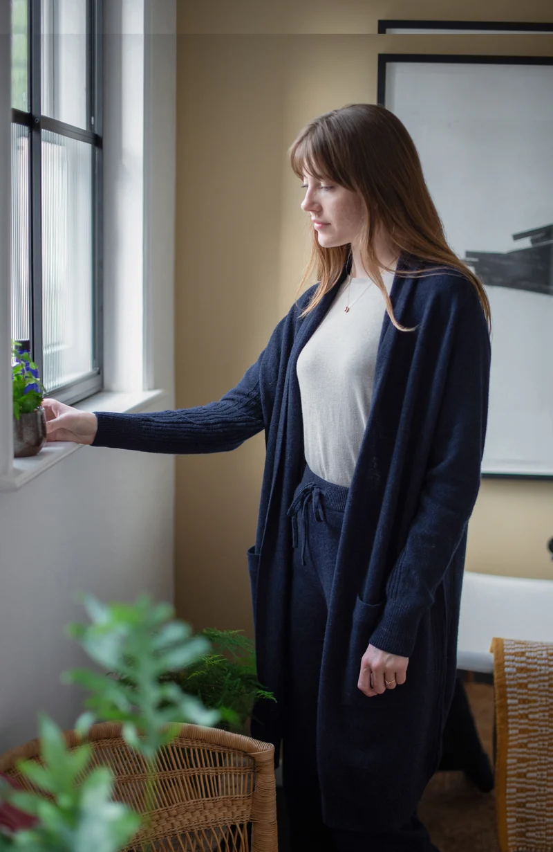 Langer Damen-Cardigan aus reiner Lammwolle mit Taschen