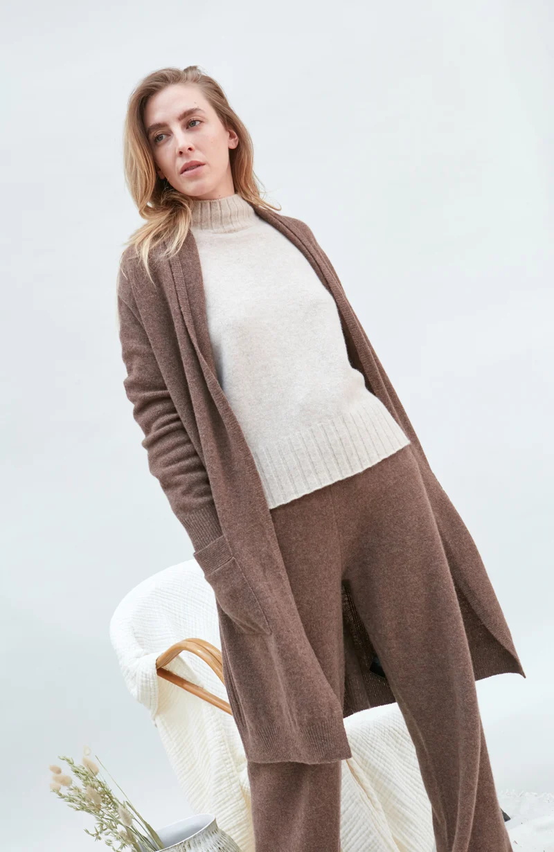 Langer Damen-Cardigan aus reiner Lammwolle mit Taschen
