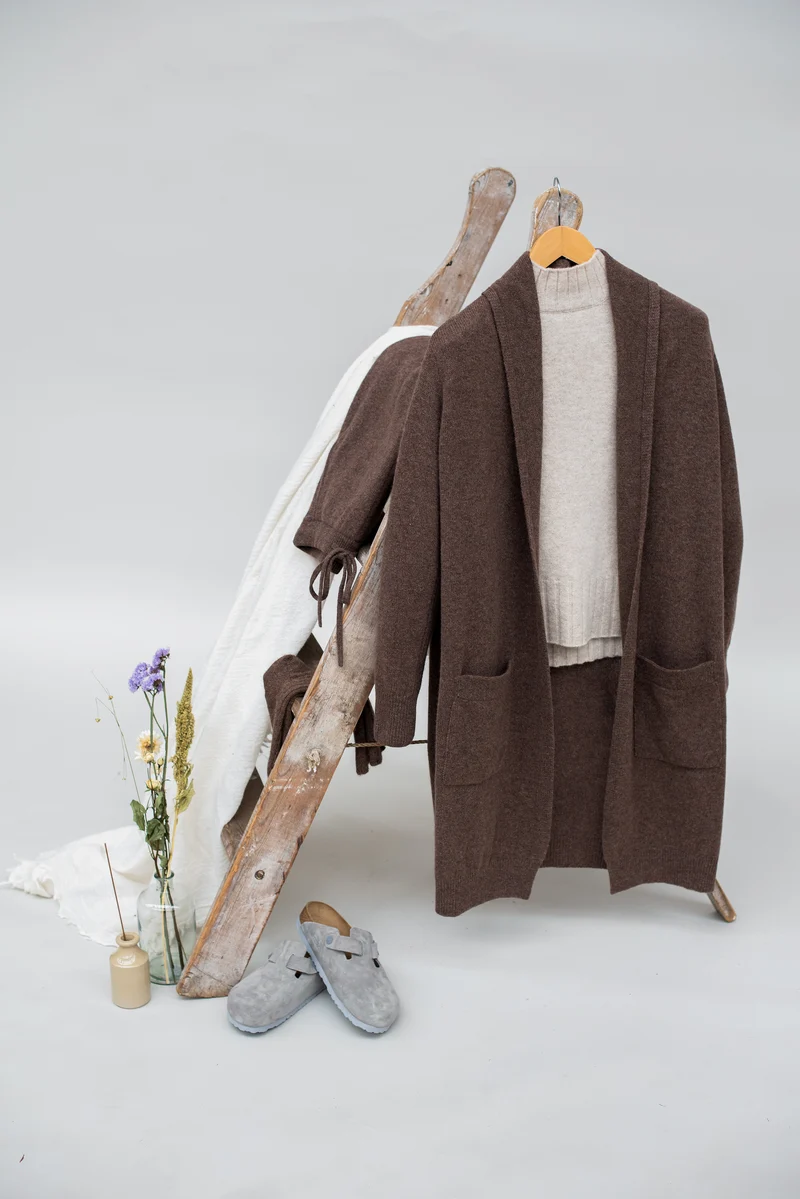 Langer Damen-Cardigan aus reiner Lammwolle mit Taschen