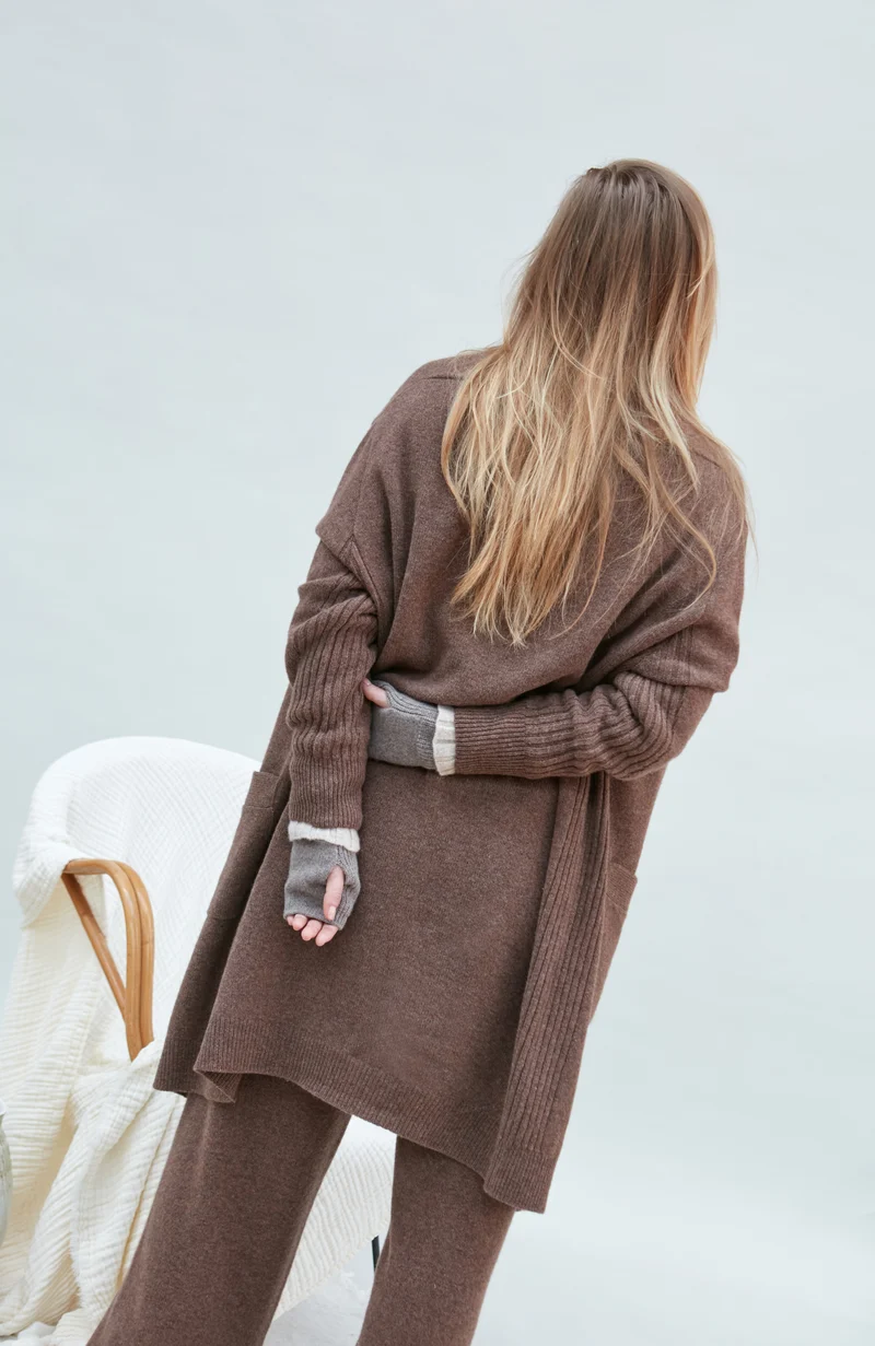 Langer Damen-Cardigan aus reiner Lammwolle mit Taschen