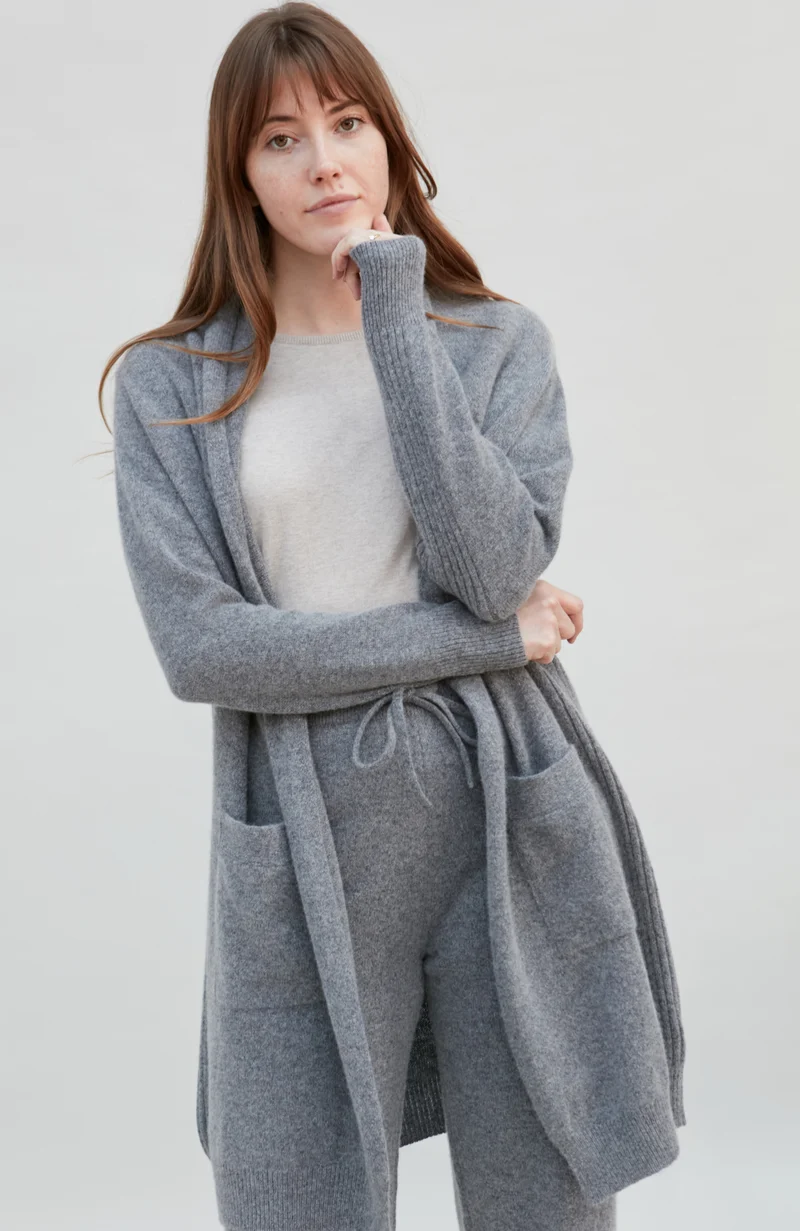 Langer Damen-Cardigan aus reiner Lammwolle mit Taschen