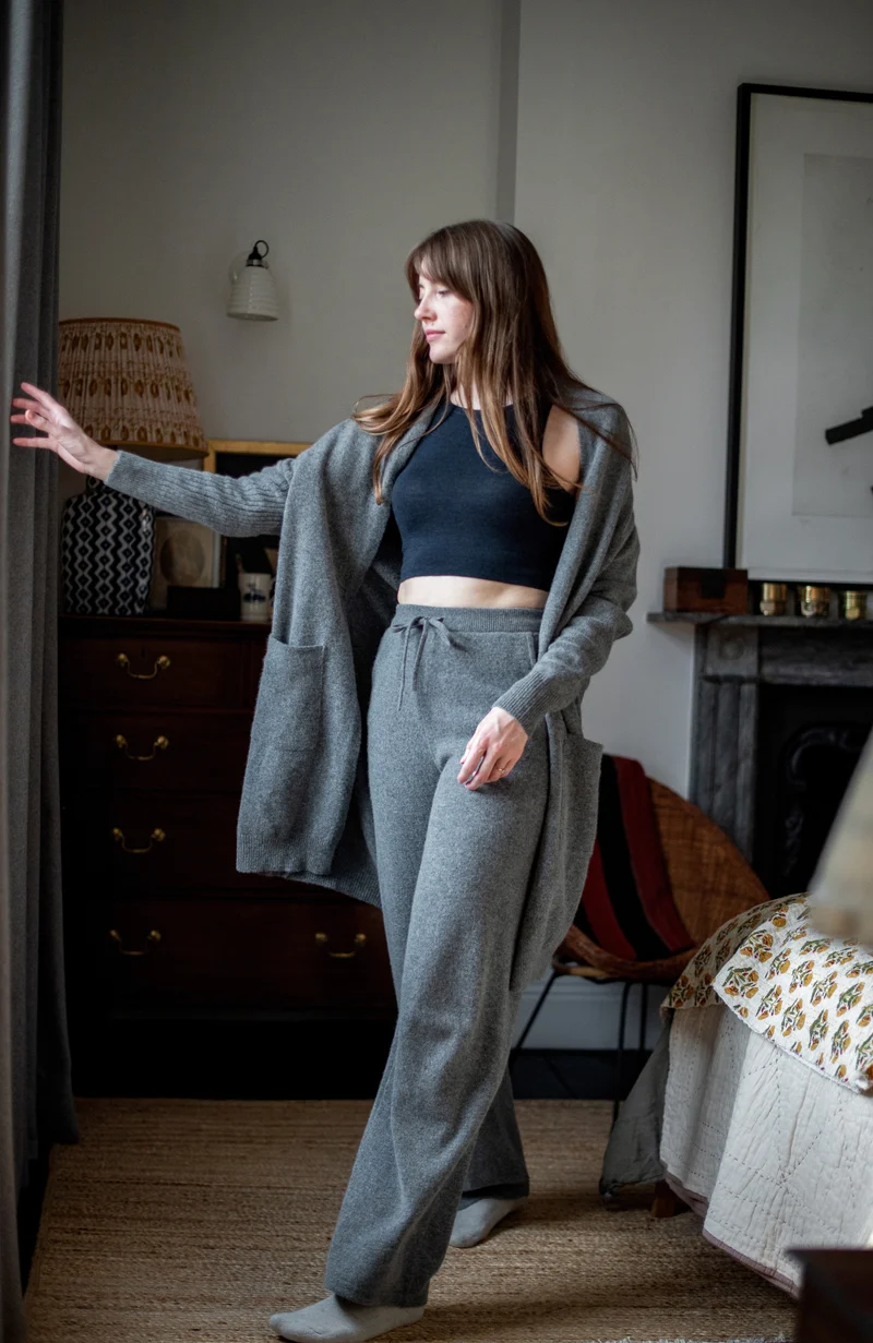 Langer Damen-Cardigan aus reiner Lammwolle mit Taschen