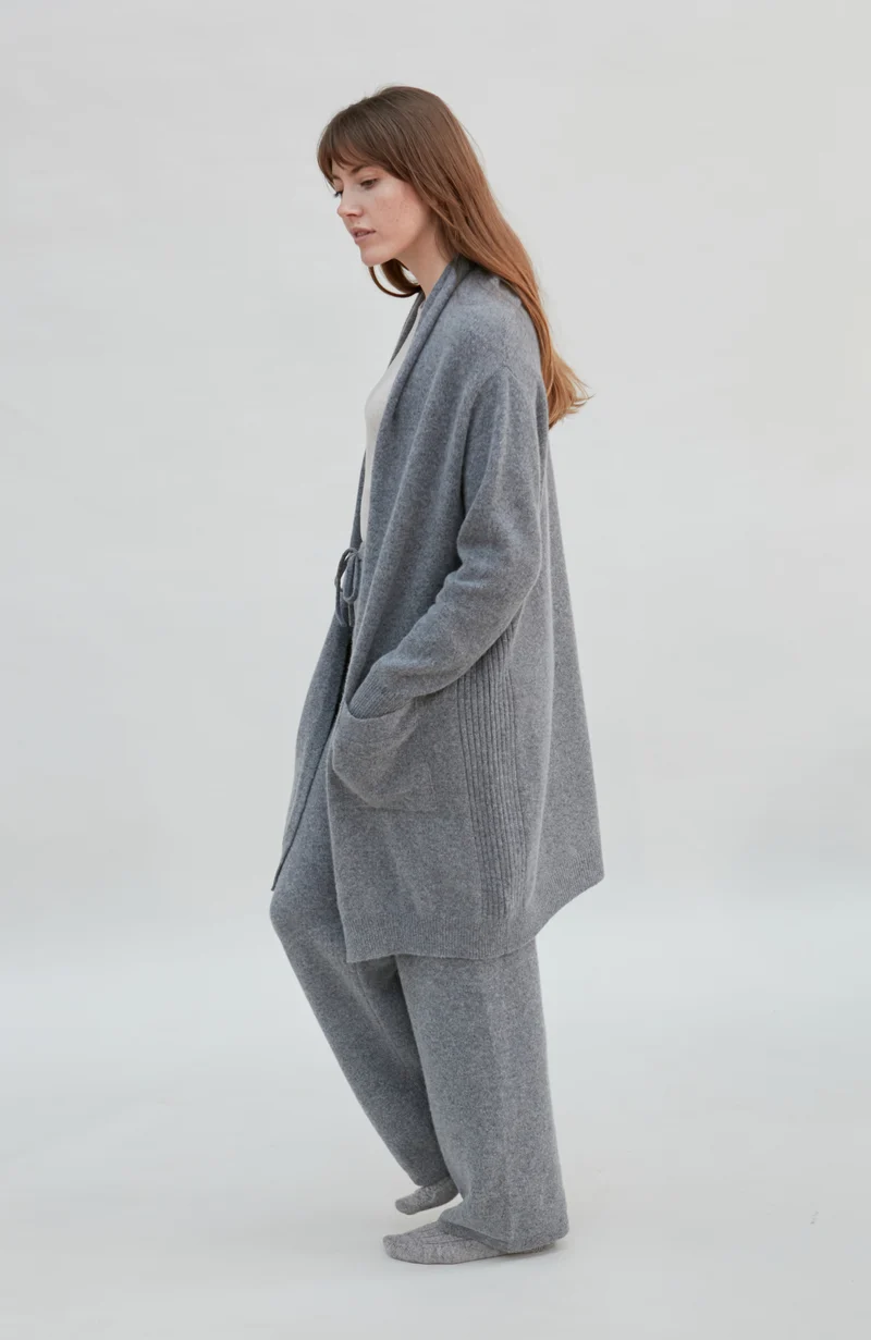 Langer Damen-Cardigan aus reiner Lammwolle mit Taschen