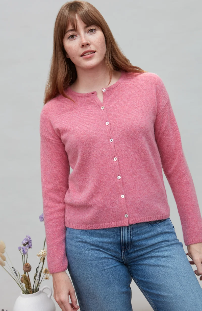 Mittelschwerer Damen-Cardigan mit Rundhalsausschnitt aus 100 % Lammwolle