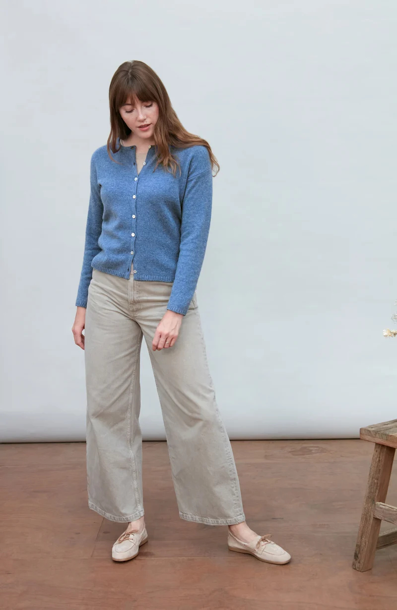 Mittelschwerer Damen-Cardigan mit Rundhalsausschnitt aus 100 % Lammwolle