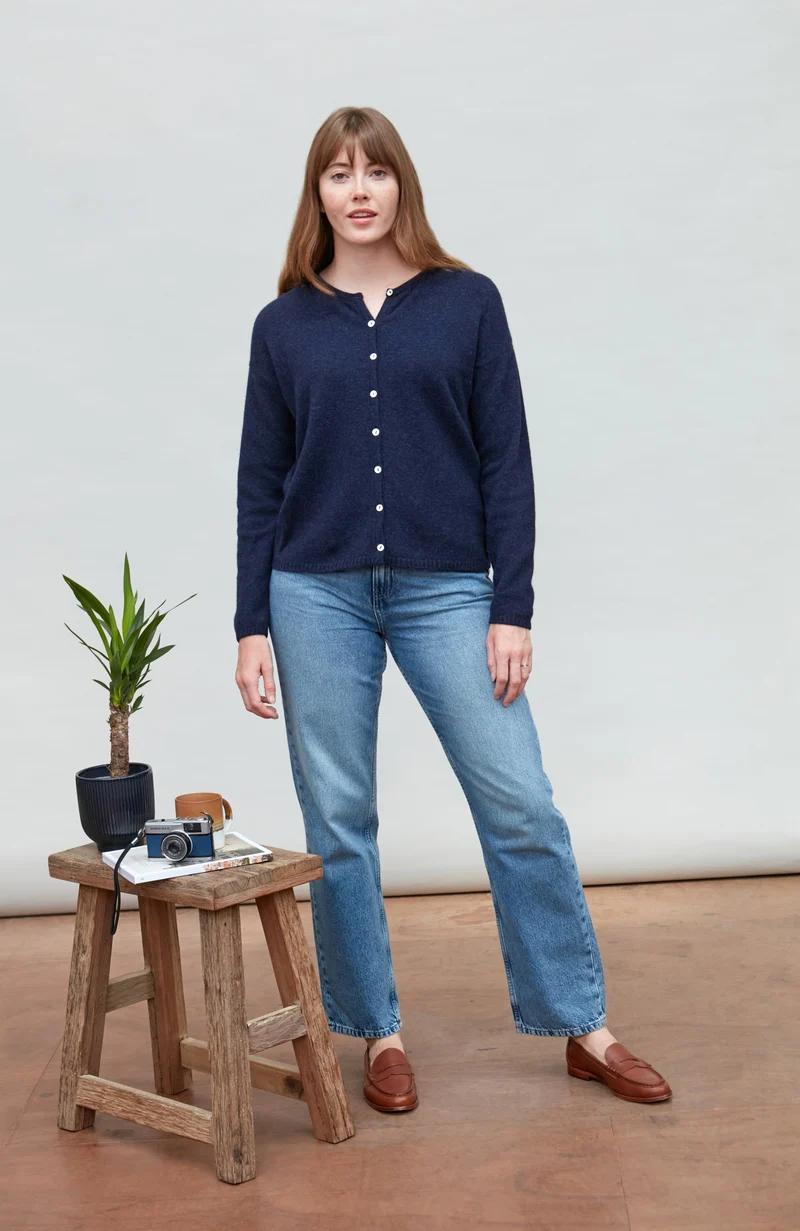 Mittelschwerer Damen-Cardigan mit Rundhalsausschnitt aus 100 % Lammwolle