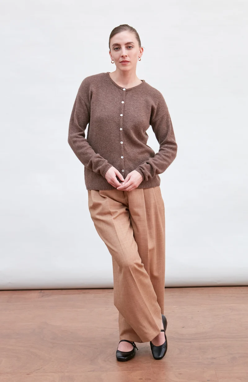 Mittelschwerer Damen-Cardigan mit Rundhalsausschnitt aus 100 % Lammwolle