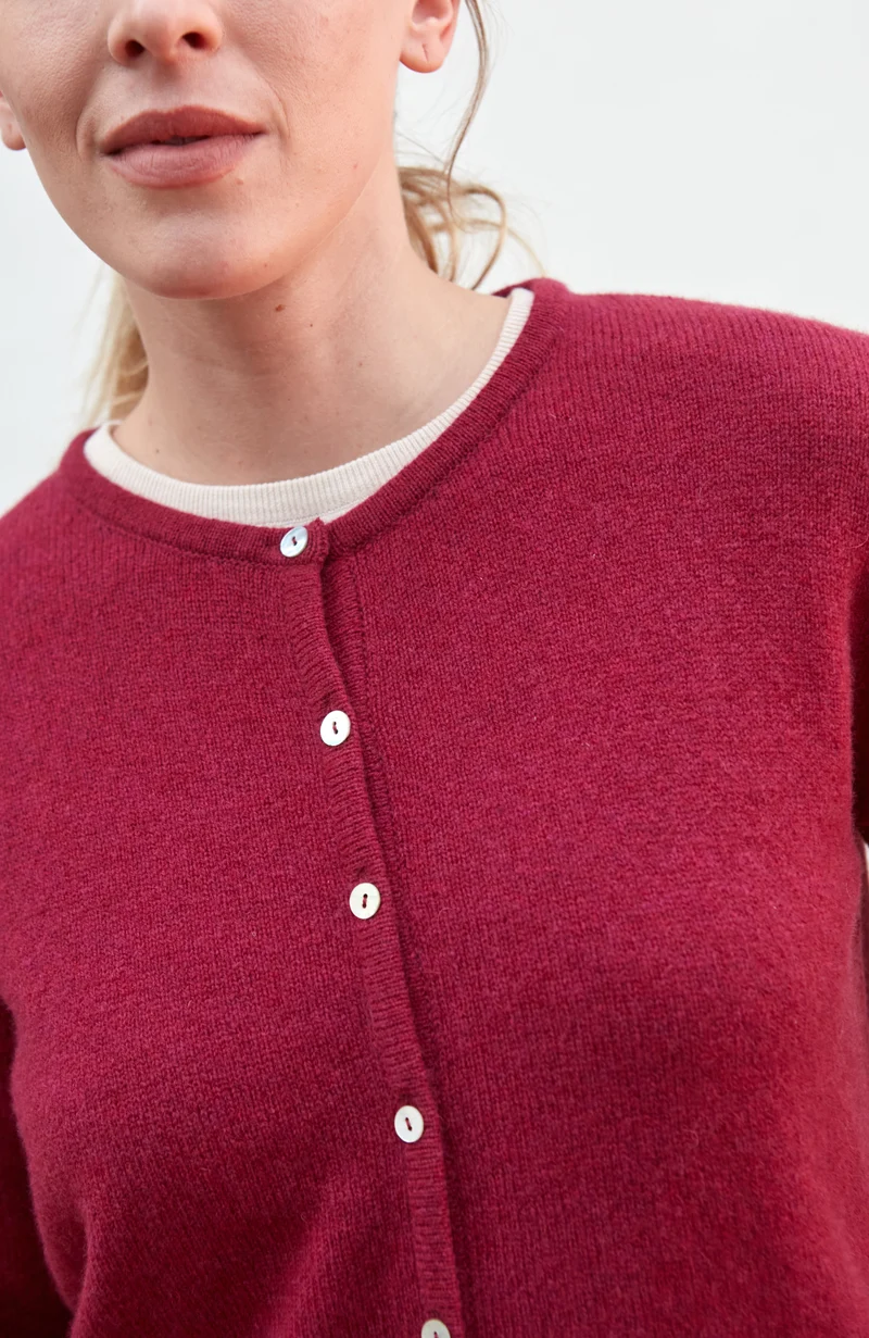 Mittelschwerer Damen-Cardigan mit Rundhalsausschnitt aus 100 % Lammwolle