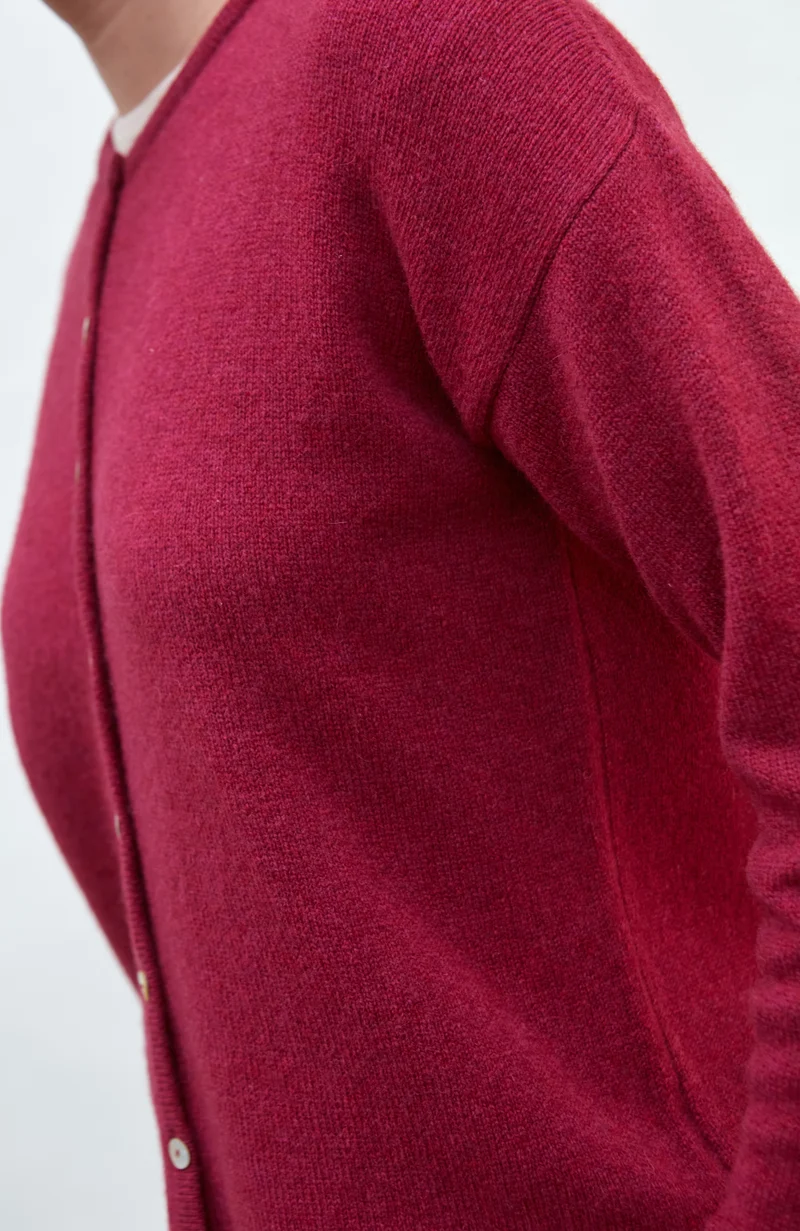 Mittelschwerer Damen-Cardigan mit Rundhalsausschnitt aus 100 % Lammwolle