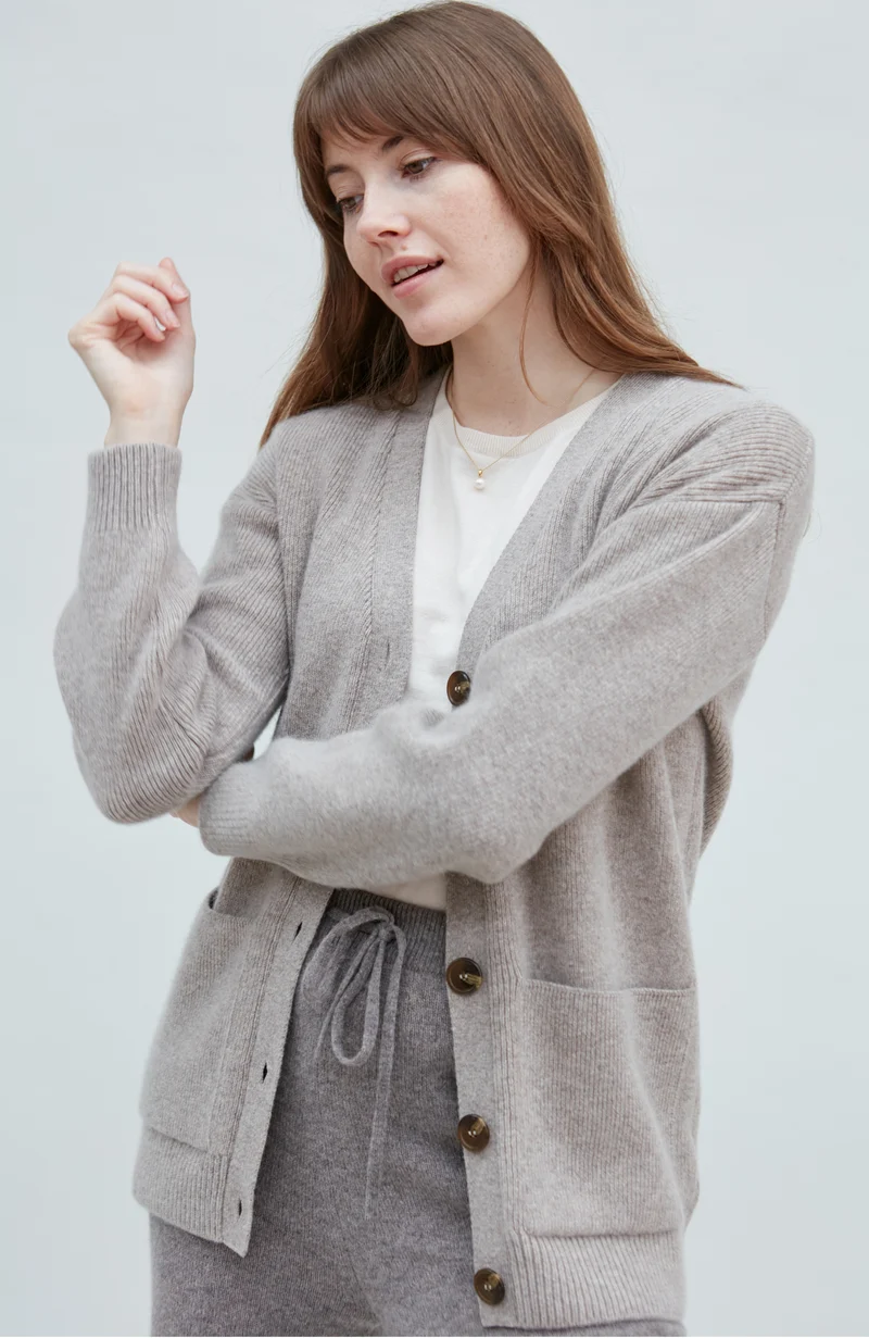 Gerippter Damen-Cardigan aus 100 % Lammwolle mit V-Ausschnitt und Taschen