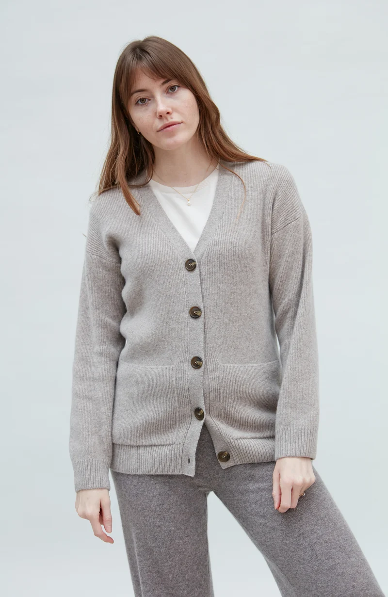 Gerippter Damen-Cardigan aus 100 % Lammwolle mit V-Ausschnitt und Taschen