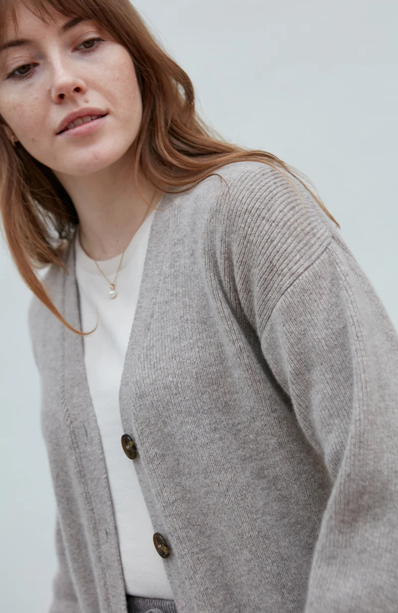 Gerippter Damen-Cardigan aus 100 % Lammwolle mit V-Ausschnitt und Taschen
