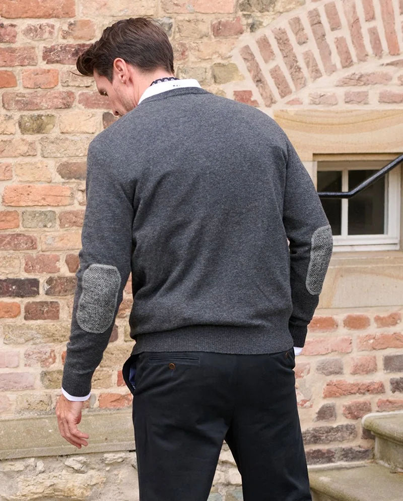 Herren Strickpullover "Jack" in charcoal mit Harris Tweed Applikationen