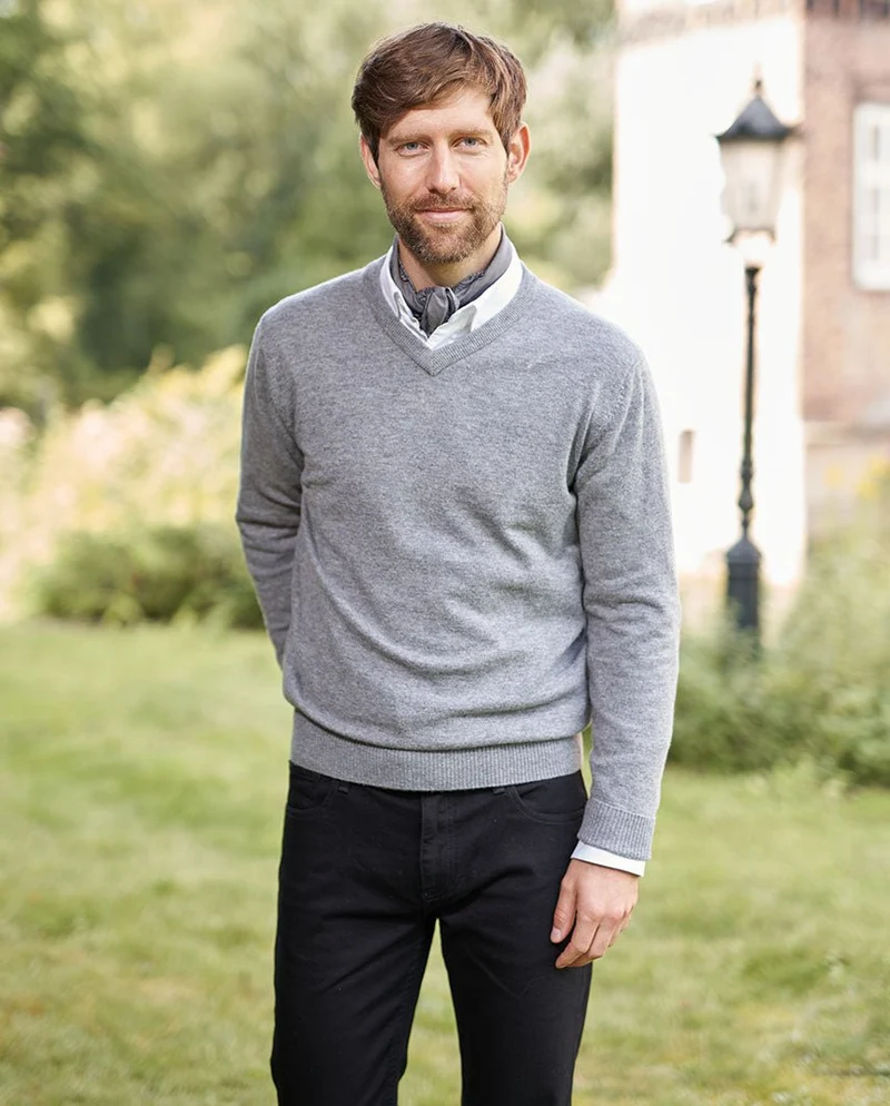 Herren Strickpullover "Jack" in cloud grey mit Harris Tweed Applikationen