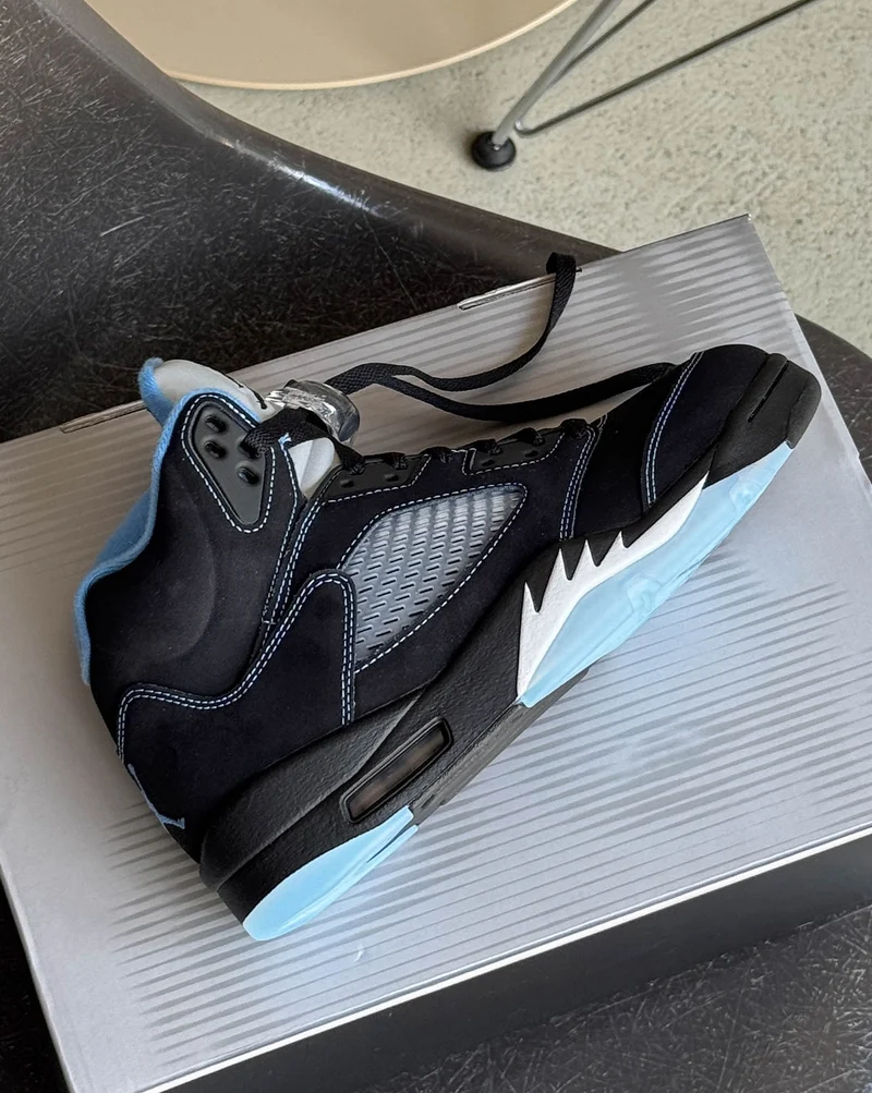 Nike Air Jordan 5 Retro *Black Carolina*