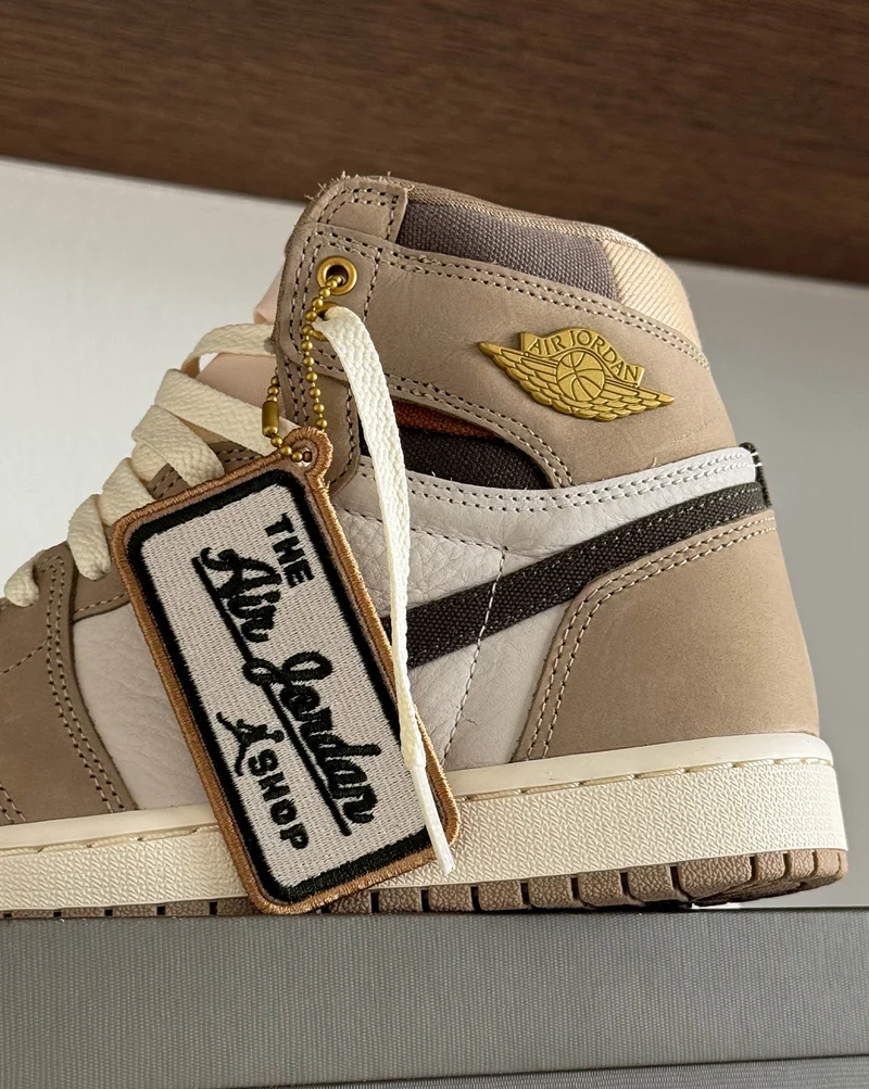 Nike Wmns Air Jordan 1 Retro High OG *Khaki*