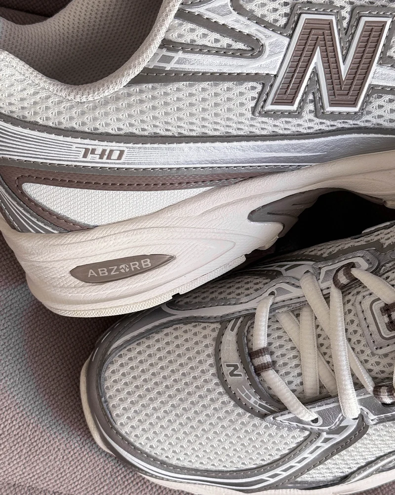 New Balance 740